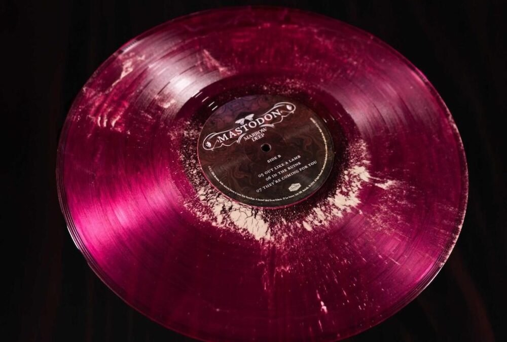 Mastodon lanzará vinilos que contienen fósiles reales de mastodontes