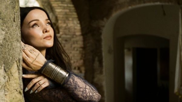 Dove Cameron publica ‘When in Rome’, primer single de su próximo álbum debut